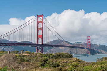 Fototapeta premium Golden Gate Bridge Full View with Sailboats on San Francisco Bay