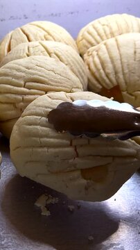 tipica concha dulce suave y esponjosa en una panaderia casera y deliciosa poste y reposteria tradicional pan dulce casero hecho a mano en forma de concha 
