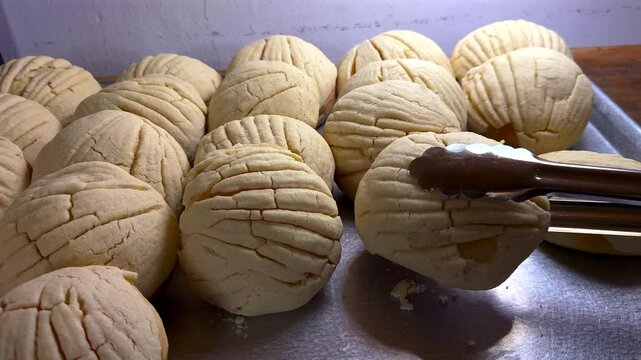tradicional pan dulce casero hecho a mano en forma de concha tipica concha dulce suave y esponjosa en una panaderia casera y deliciosa poste y reposteria 