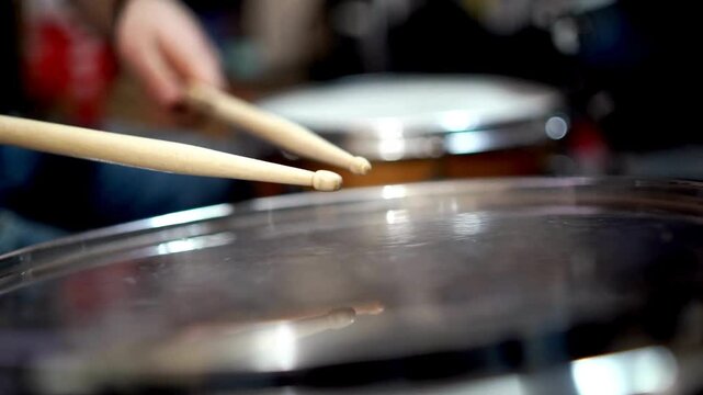 Photo Drummer Rehearsing On Drums Before Rock Concert with band performing in the background, drummer point of view party nightclub concept music