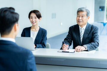 オフィスで面談するビジネスパーソン
タイトル変更