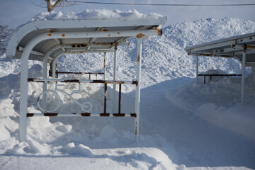 雪に埋もれた自転車置き場