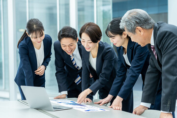 Fototapeta premium 打ち合わせするビジネスパーソン