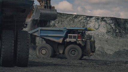 Obraz premium Copper ore extraction and loading process in an open-pit mine