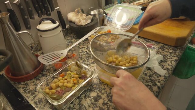 Escurrir los garbanzos en la cocina para preparar una comida saludable a base de legumbres.eparation