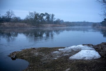 Rzeka Warta za Międzychodem w Polsce wczesnym rankiem  © qrrr