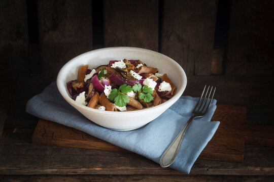 Spelt rigatoni with aubergines, feta and raisins
