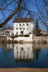 Immeuble le long de la rivi&egrave;re