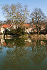 Obraz premium Maisons le long de la rivière