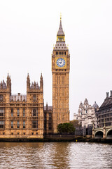 Elizabeth Tower and Parliament, a historic London landmark gracing the River Thames on an overcast day