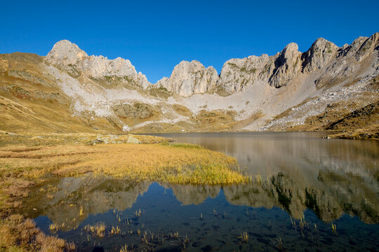 Ib&oacute;n de Acherito,  Pe&ntilde;a of the Ibon, 2130 mts and the peak of La Ralla, 2146 mts, Valley of Hecho, western valleys, Pyrenean mountain range, province of Huesca, Aragon, Spain