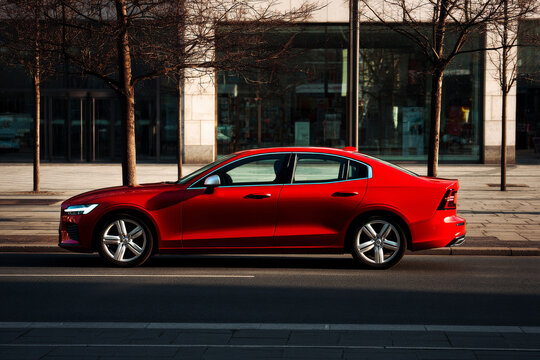 berline rouge sur boulevard moderne vide, vue de profil, no people, lumi&Atilde;&uml;re naturelle brillante, ombres nettes et realistes, style publicitaire automobile