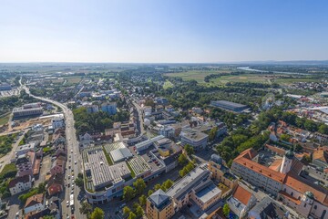 Obraz premium Die niederbayerische Gäuboden-Stadt Straubing an der Donau aus der Vogelperspektive