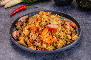 Obraz premium Stir fried rice with seafood