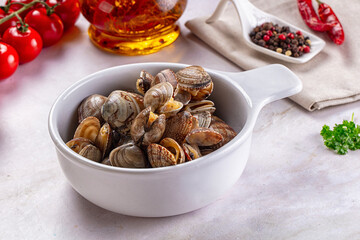 Steamed vongole clams with spices © Andrei Starostin