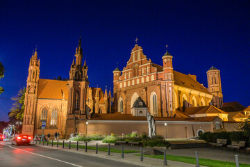 Fototapeta premium Gotisches Ensemble , St. Annenkirche und Bernhardinerkirche, Vilniaus Sv. Onos baznycia, Vilnius, Litauen