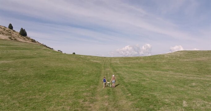 Enfant courant en montagne
