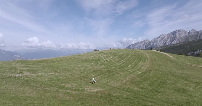 Enfant courant en montagne
