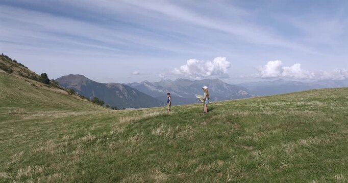 Enfant courant en montagne