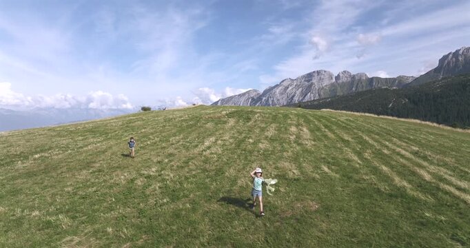 Enfant courant en montagne