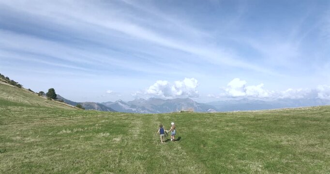 Enfant courant en montagne