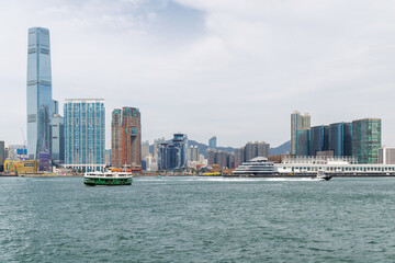 Obraz premium Hong Kong skyscraper panorama on a sunny day with water and boats