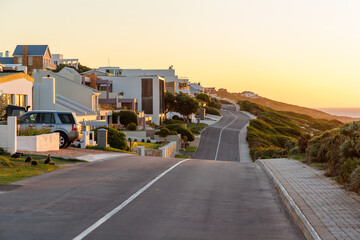 Obraz premium Oceanfront homes near Cape Town at sunset