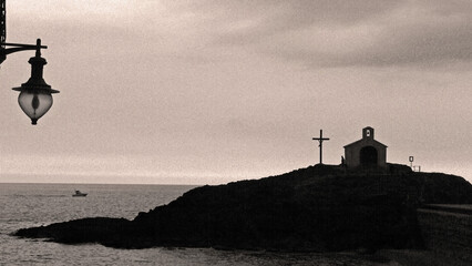 Little chapel on the coast of France © Honza