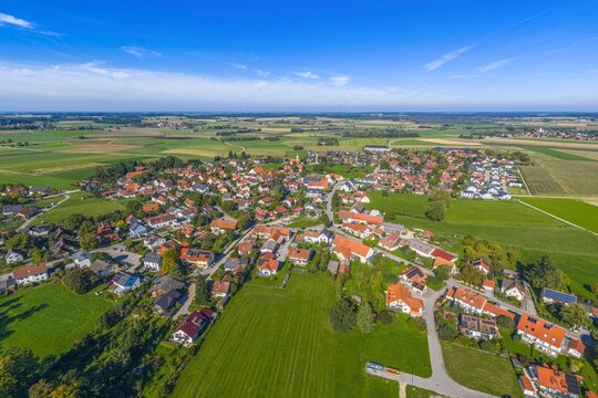 Die Gemeinde Adelshofen im oberbayerischen Alpenvorland im Luftbild