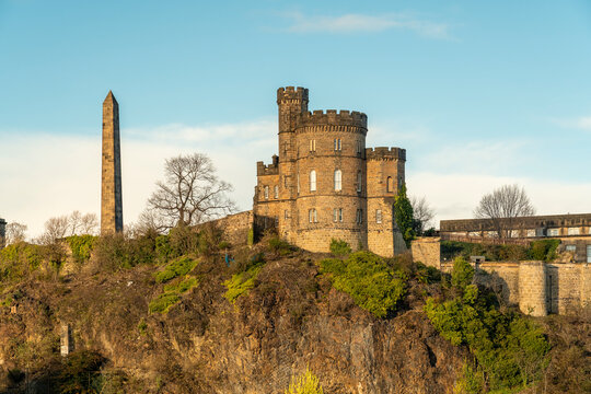 Governor's House and Martyrs of Reform Monument in Edinburgh on a hilltop