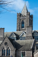 Iglesia catedral de piedra con torres y cúpula