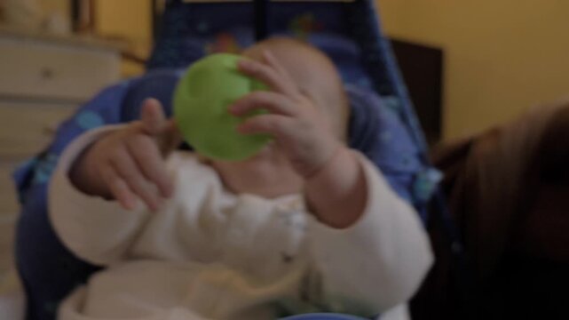 petit b&eacute;b&eacute; d&eacute;couvrant le monde