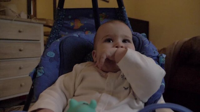 petit b&eacute;b&eacute; dans balancelle