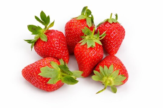 Fraises fra&icirc;ches sur un fond blanc