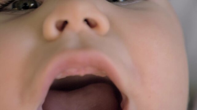 gros plan bouche b&eacute;b&eacute;