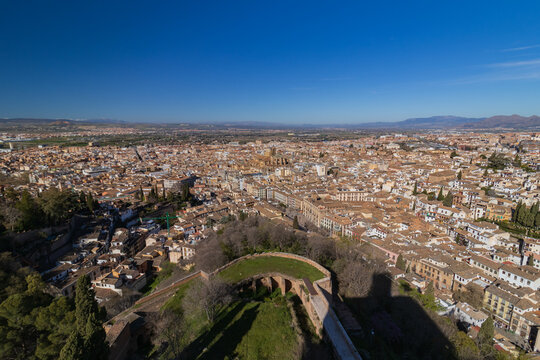 Mirada desde la Torre de la Vela. Una espectacular vista gran angular que muestra la ciudad de Granada en todo su esplendor, con la Catedral en el centro y las monta&ntilde;as al fondo