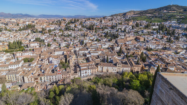 Vista Panor&aacute;mica del Albaic&iacute;n desde la Alhambra
Vista general del hist&oacute;rico barrio del Albaic&iacute;n en Granada, mostrando su arquitectura tradicional de casas blancas y tejados de teja &aacute;rabe bajo un cielo