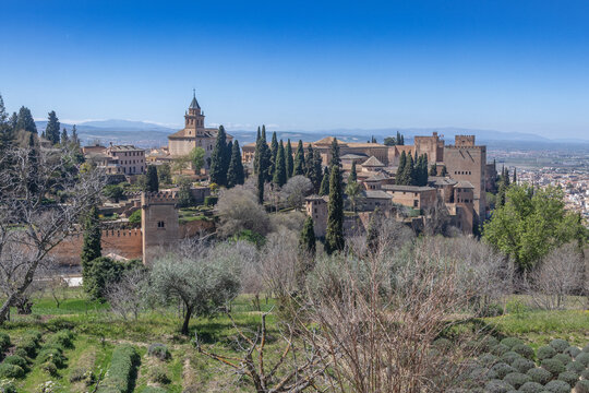 La Alhambra desde el Generalife. Una vista panor&aacute;mica que abarca desde la Torre de la Vela hasta la Iglesia de Santa Mar&iacute;a, mostrando la armon&iacute;a entre la arquitectura nazar&iacute;
