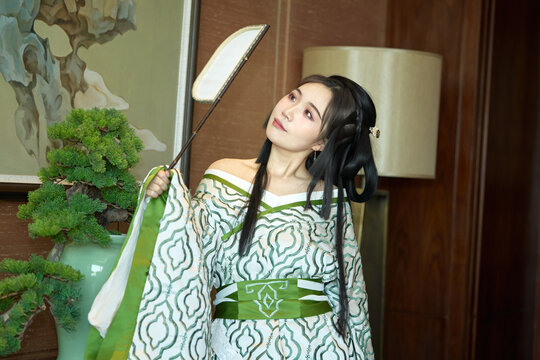 Asian beauties dressed in Hanfu (Warring States period robes) and Weixian paper-cutting