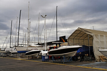 Voiliers en maintenance sur les quais de Port-Camargue © PPJ