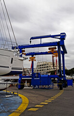 Voiliers et grue portuaire sur les quais de Port-Camargue © PPJ