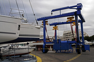 Voiliers et grue portuaire sur les quais de Port-Camargue © PPJ