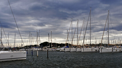 Bateaux de plaisance amarrés à Port-Camargue un jour orageux © PPJ