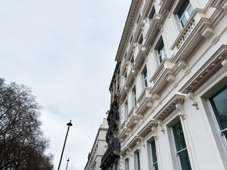 Naklejka premium London street scene featuring a white ornate building facade and historic architecture