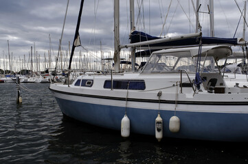 Voiliers amarrés à Port-Camargue un jour orageux © PPJ