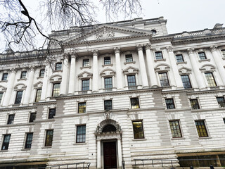 Naklejka premium Grand white classical building façade in London with tall columns and ornate doorway