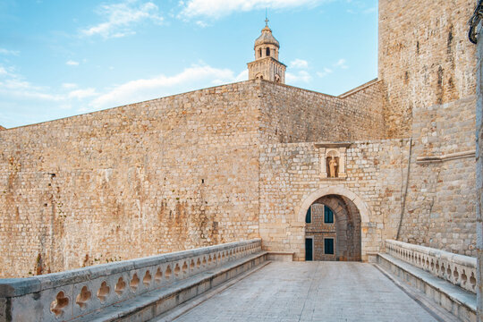 Stone bridge leading to Pile Gate main entrance to Dubrovnik old town with limestone defensive walls surround medieval city on the Adriatic coast, Dalmatia, Croatia