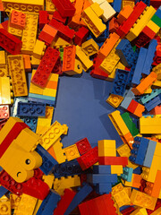 Naklejka premium Colorful building bricks framing blue center