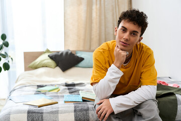 Obraz premium Stylish teenager relaxing at home while contemplating creative ideas in a cozy space