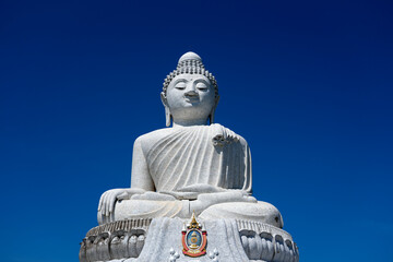 Obraz premium The Big Buddha in Phuket against the blue sky